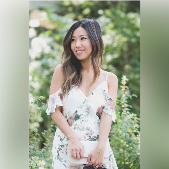 Le Chateau Women’s Chiffon Cold Shoulder Dress - Picture 7 of 8